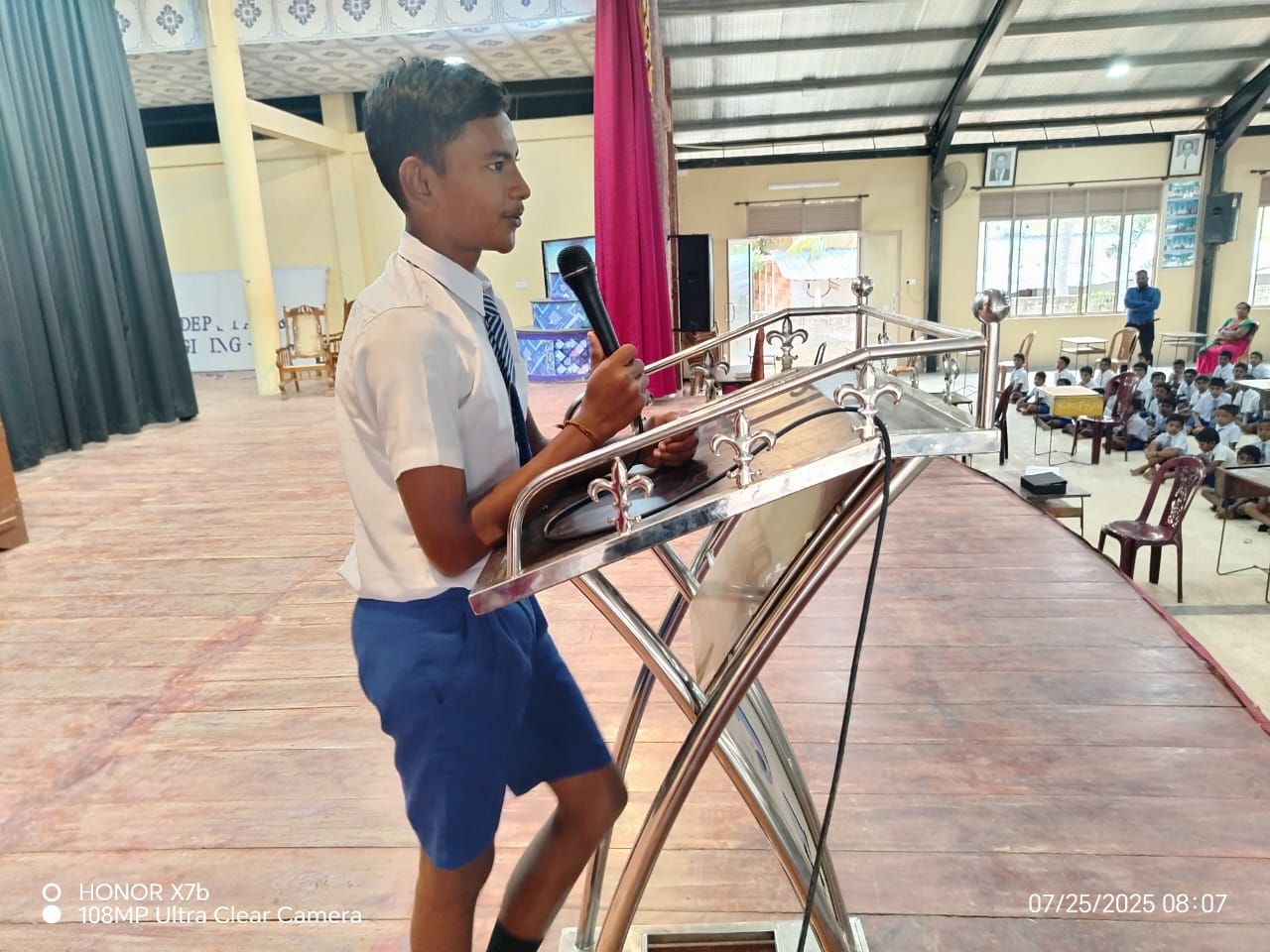 சிதம்பரா கணிதப்போட்டி 2024 இல் வெற்றியீட்டி July 12,2025 இலண்டனில் நடைபெற்ற விருது வழங்கும் விழாவில் எமது பாடசாலை மாணவன் இராஜ்கோபி ஆருஜன் பங்குபற்றி விருதினைப்பெற்றுக்கொண்டார்.மாணவனுக்கான கெளரவிப்பு பாடசாலையில் இன்று (25.07.2025)நடைபெற்றது.